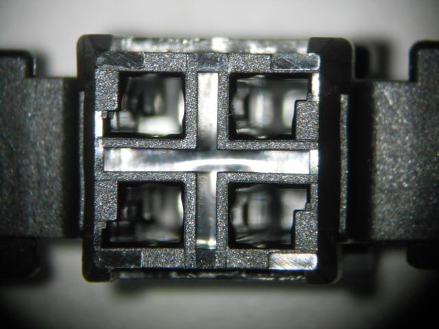 Conector de plástico obtenido tras la limpieza del molde de inyección, con un acabado limpio y sin residuos.
