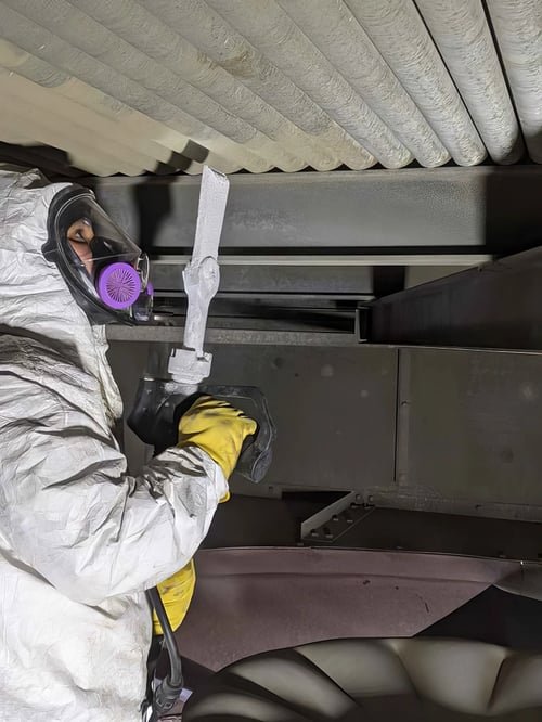 Técnico limpiando las aletas de un intercambiador de calor con limpieza criogénica con hielo seco
