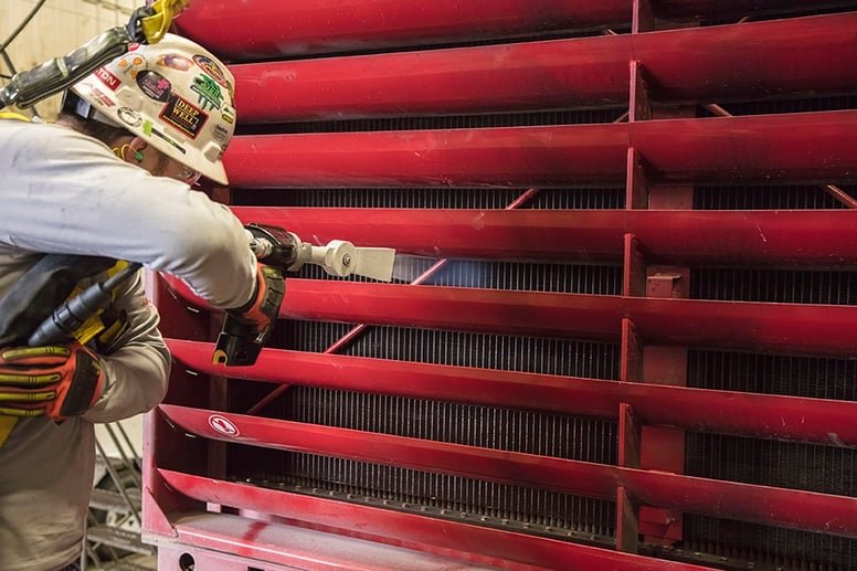 Limpieza con chorro de hielo seco del radiador de un camión bomba de fracturación hidráulica