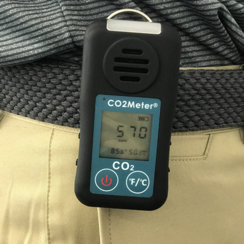 Dispositivo portátil de monitorización de CO2 sujeto al cinturón de un operario
