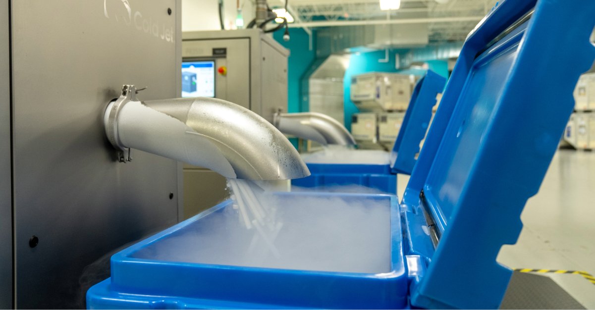 Producción industrial de hielo seco con contenedores azules en una planta Cold Jet