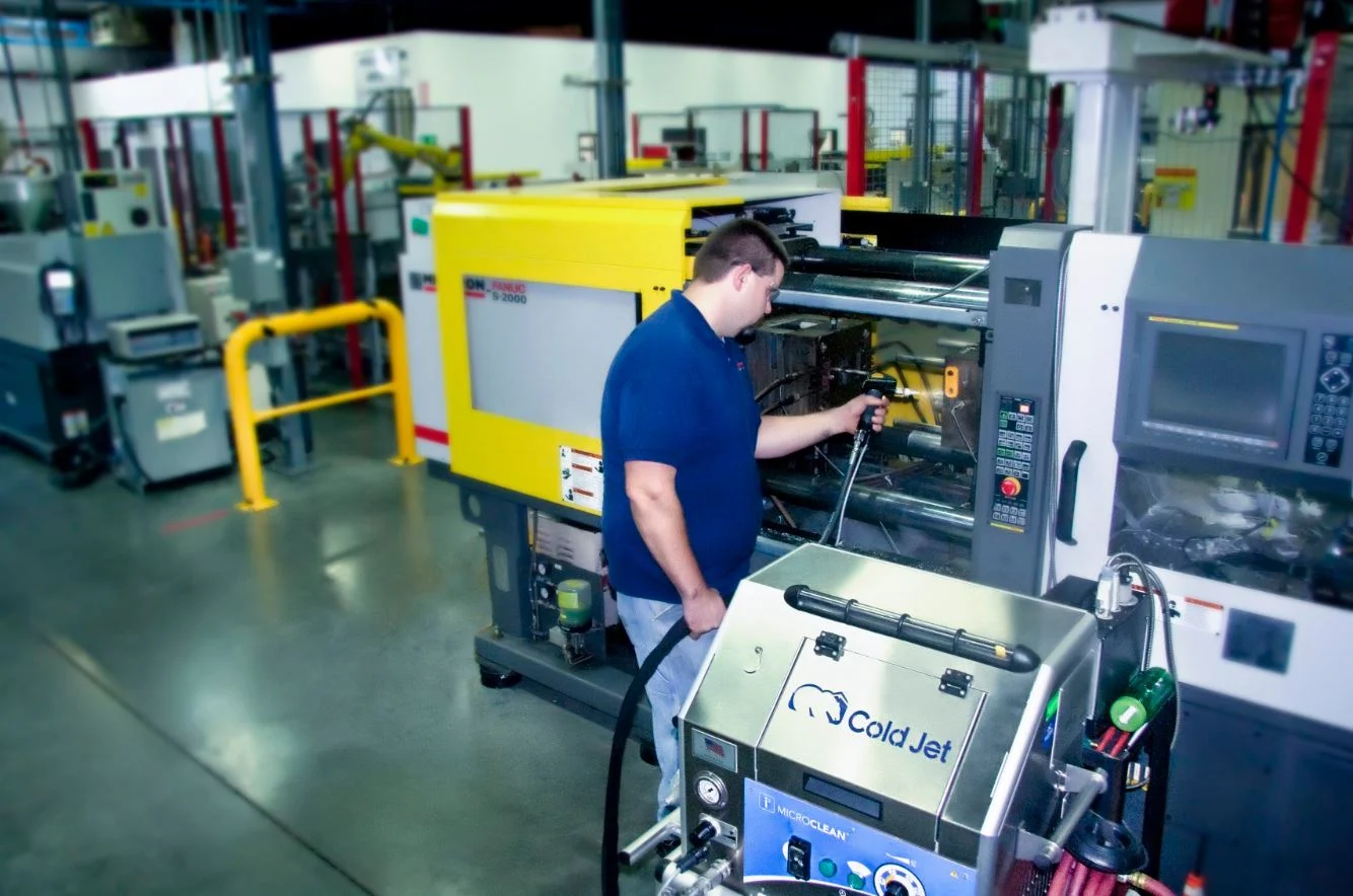 Limpieza con hielo seco de Cold Jet en un molde de plástico