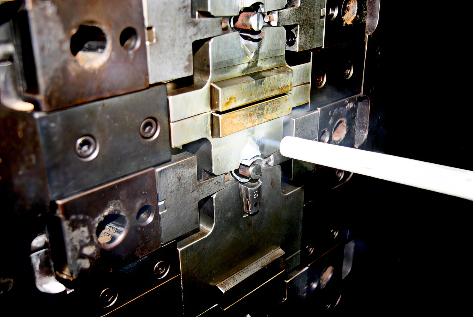 Proceso de limpieza con hielo seco en moldes de plástico para inyección